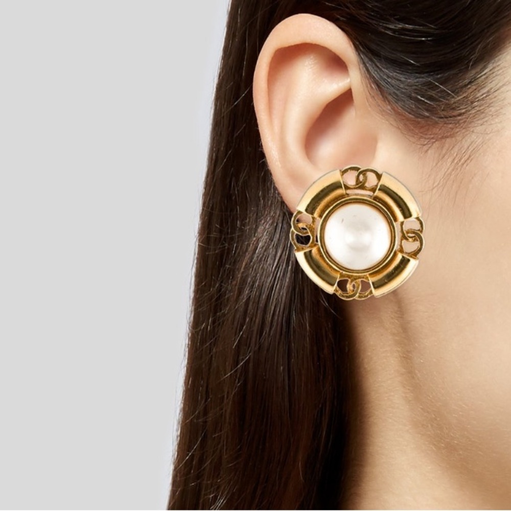 Chanel Vintage Faux Pearl CC Clip-On Earrings - Picture 4 of 8